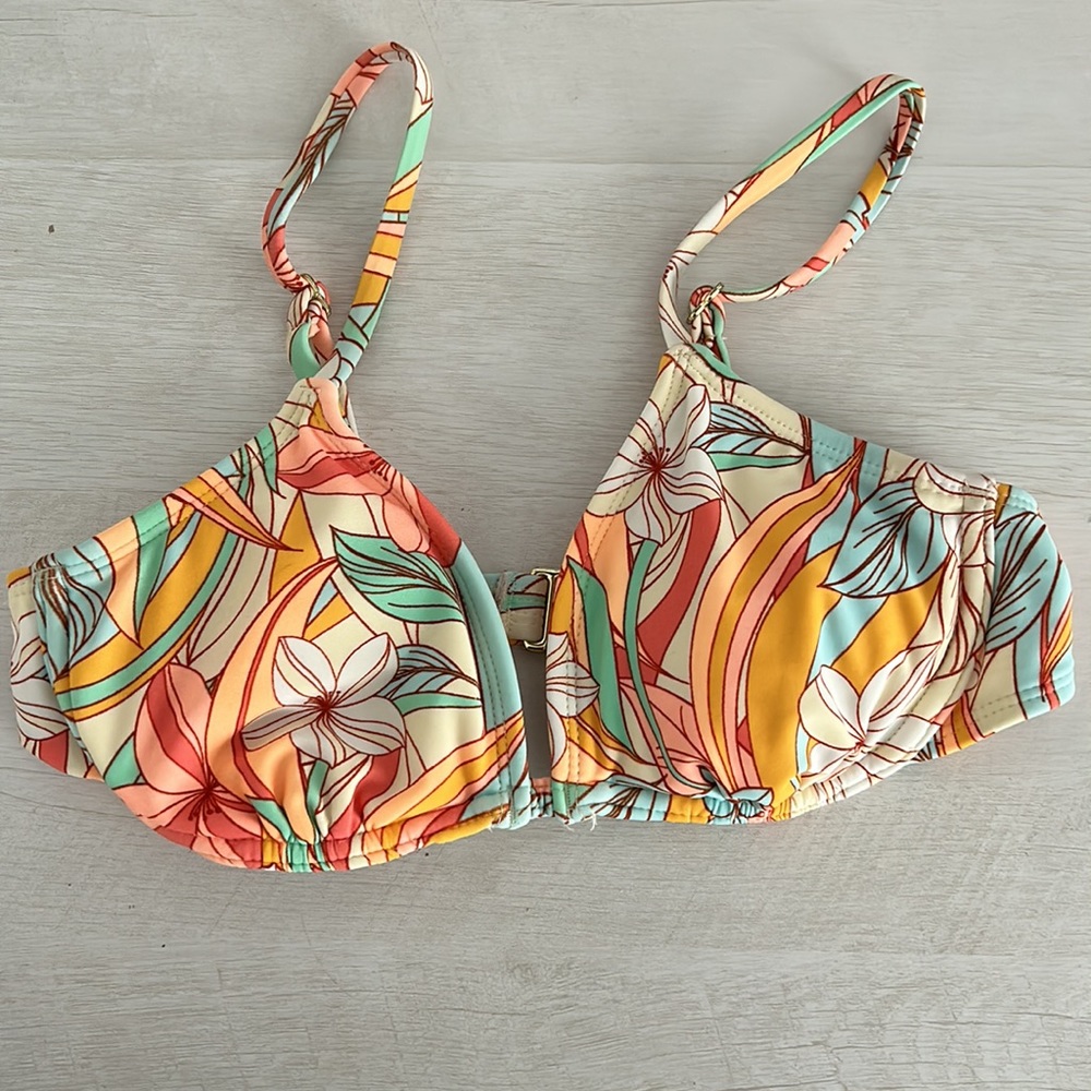 target bikini top, size small, underwire, patterned, like new